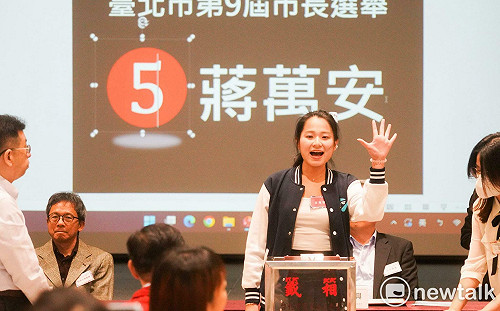 代抽首投族Yakira遭網攻　蔣辦、藍議員聲援：別造成寒蟬效應