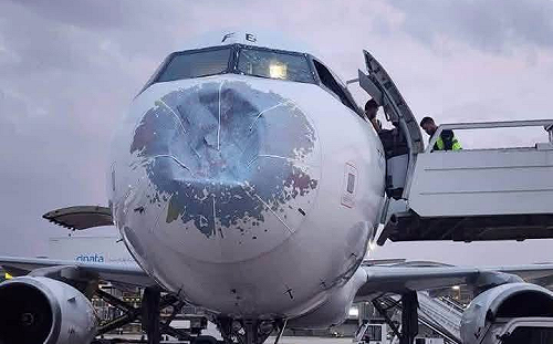 葉門航空空中巴士A320高空驚魂  冰雹砸凹機鼻、砸碎擋風玻璃