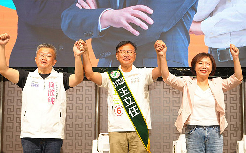 何欣純化身陸戰鐵人拚了！一天連跑七場挺台中隊催票加速拚捷運