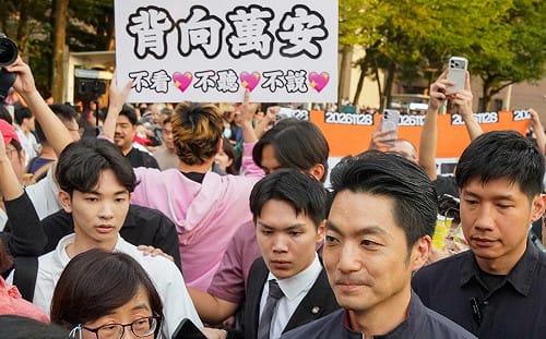 (影) 同志遊行》蔣萬安公務視察遭「噓爆」 再次對搜索爭議道歉