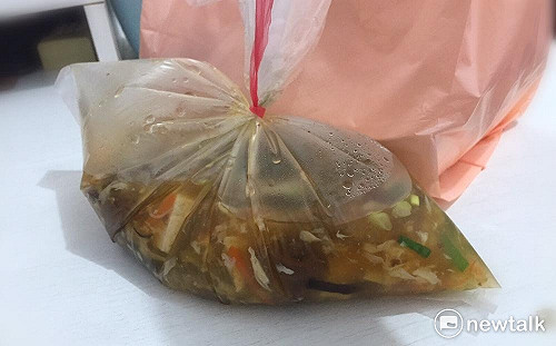 塑膠袋裝熱食溶出塑化劑？衛生局：安全的啦！