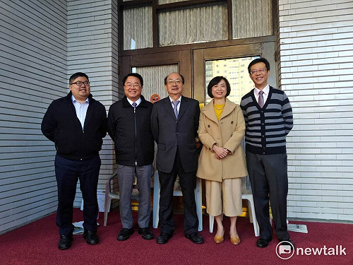 水利會長延任明付委案  民進黨搶佔議場門口打臉吳敦義