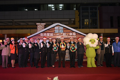 一「祈」幸福！李進勇點亮縣府廣場聖誕樹