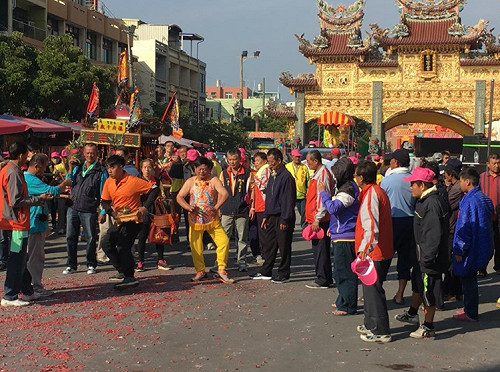 今晚不關廟門！東隆宮溫府千歲與民眾同慶