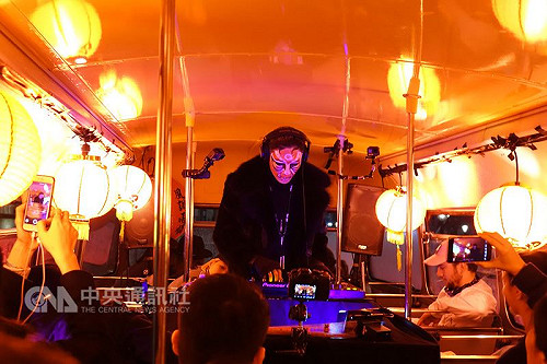 西洋樂融合望春風 雙層巴士倫敦展台味