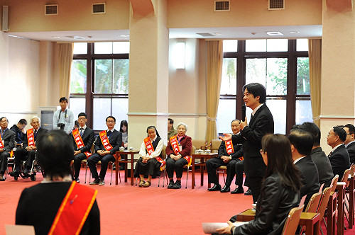 接見好人好事代表 賴揆再談「功德台灣」