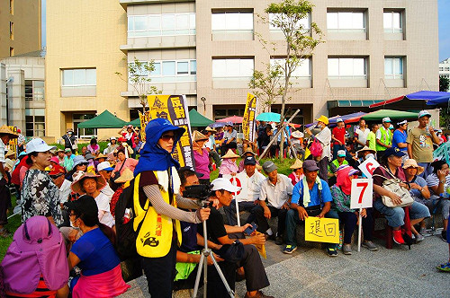 《高雄市長參選人走春》新春搶頭香 林岱樺發出馬頭山第一炮