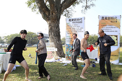 府會共舞！張花冠、張明達抖肩舞喜慶3周年