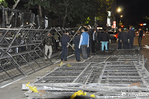 因應反勞基法修惡大遊行 警方今晚加設大型拒馬