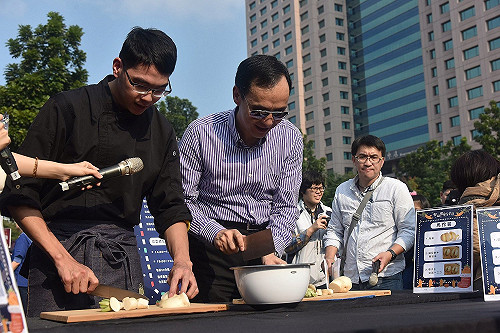 朱立倫親下廚煮濃湯　推惜食不浪費