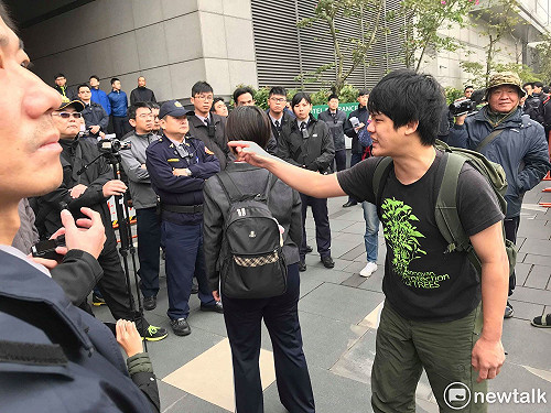 柯文哲就職三週年不平靜 場外公民陳抗不停歇