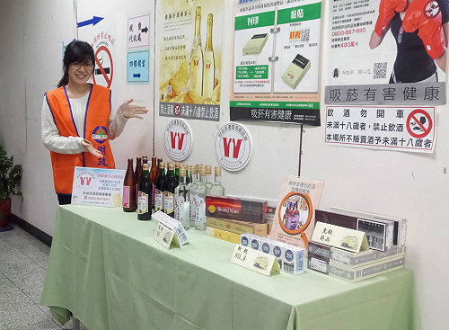 上班可公然喝酒 杜絕假酒 協會教基市員工辨酒品