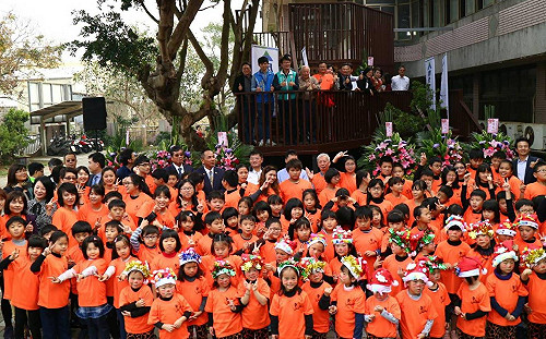 牛罵頭小書屋落成  逢甲建築師生打造100座公益書屋