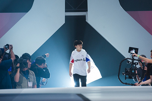 猛獸出閘!《鬥陣特攻》大將Fl0w3r動身赴美