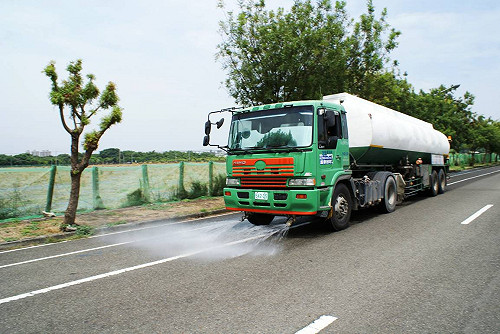 力拼減少揚塵 高雄市年洗6萬公里街道