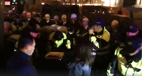 反迫遷成員  衝到總統府前潑紅漆4人遭警逮捕