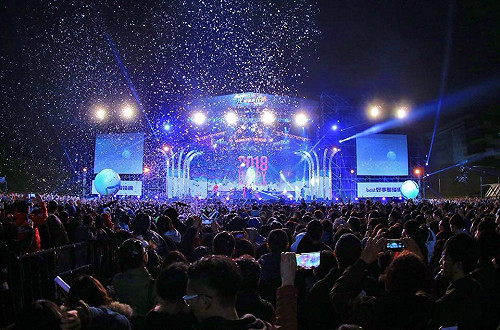 台中跨年超美句點！雪花燈光秀配香氛浪漫爆表