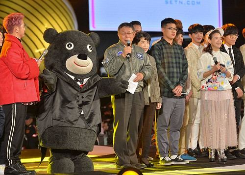 閃電狼登台跨年 盼2018能有好成績