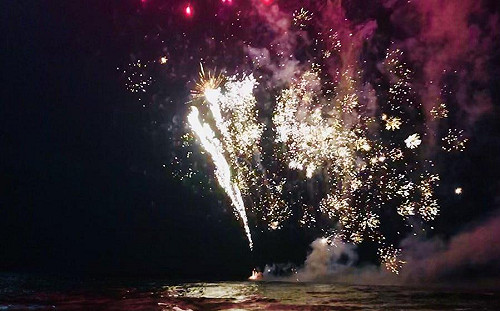 澳洲跨年煙火意外 沙灘數千人奔逃、疏散