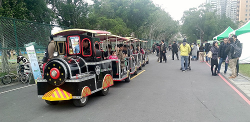 台大學生會很生氣   只要46萬元台大運動場變遊樂園