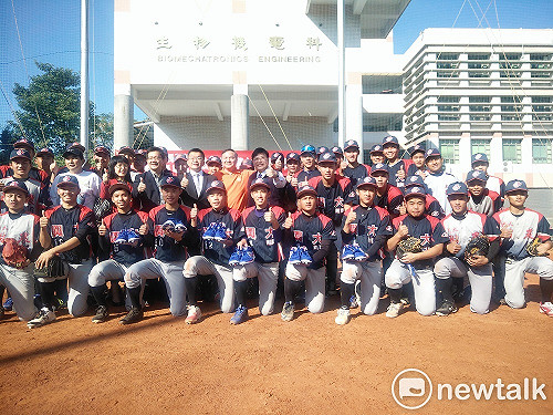 捐贈球鞋  蔡其昌：台灣之光從小蠟燭培養