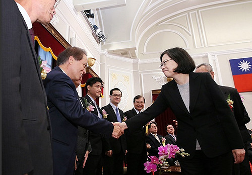 尷尬！蔡英文鼓勵加薪  得獎企業卻大砍150名員工