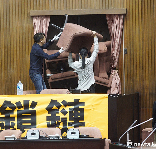 現場直擊》太陽花翻版？ 時力將議場椅子堆起堵門