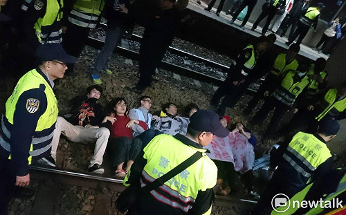 勞團臥軌抗議北車癱瘓  台鐵：影響19列車1.1萬人