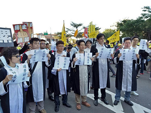 陳抗律師丁穩勝質疑：警方故意留置陳抗成員並強按掌印