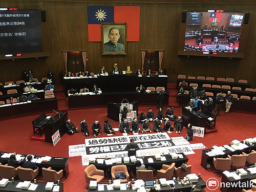 立院不斷電表決勞基法 綠營預計明下午三讀