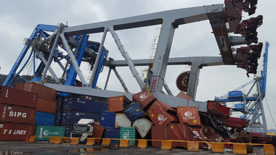 貨輪撞垮橋式起重機 初判操作不慎