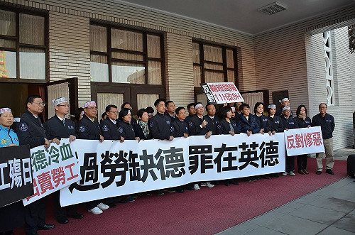 勞基法三讀通過 藍團：蔡政府可恥、可惡