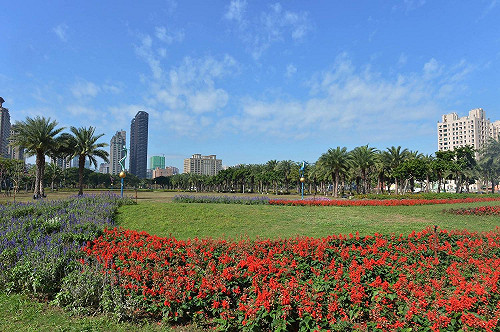 公墓變花園!繽紛花海翻轉覆鼎金