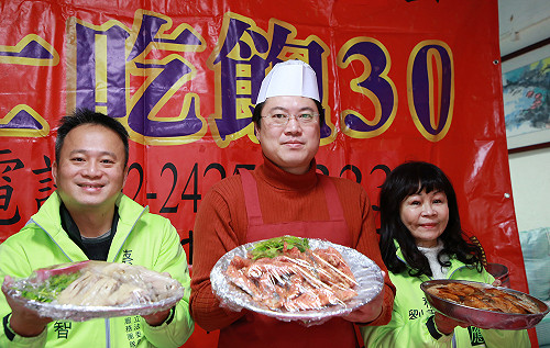 「寒士吃飽30」林右昌認桌還扮總舖師上菜