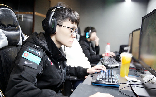 《英雄聯盟》JT北京集訓  Ysera嘆冷到耳朵快掉了