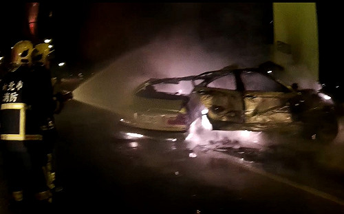 疑超車失控衝撞 BMW斷兩截駕駛燒死車內