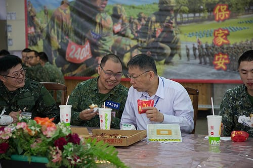 宜蘭勞軍 柯文哲：退伍後改善少子化「救國」