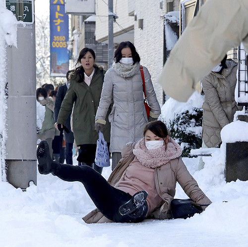 日本大雪、雪崩！交通癱瘓  2死800多人傷