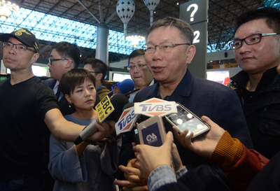 柯文哲抵荷蘭  被升等豪華經濟艙說沒差別