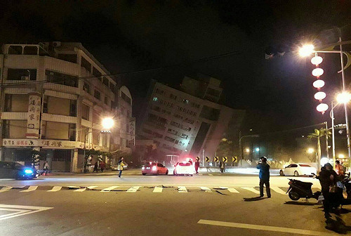 網友孫晨翔直播:花蓮大地震花蓮火車站前站阿官火鍋大樓倒塌