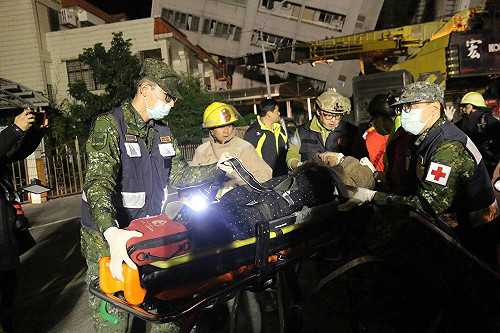 國防漏夜出動!工兵部隊與特戰官兵救援花蓮震災區