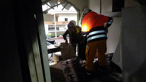 花蓮強震屋子像被炸  基隆特搜隊助災民進屋取物