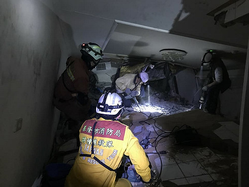 搜救人員打穿4樓地板及3樓天花板 瓦斯外洩暫撤出