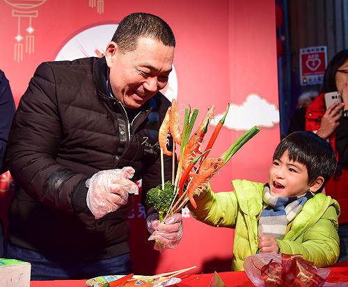 走訪市場發放發財金  侯友宜大玩手作食材花束