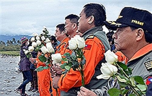 黑鷹6人罹難 　正駕駛妻面向大海哭喊：任務完成了