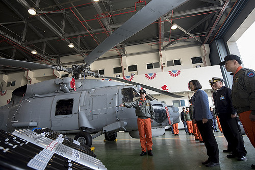 蔡英文慰勉國軍 登上反潛直昇機模擬座艙