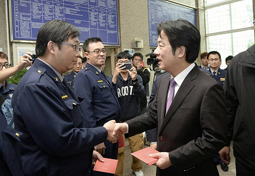 大年初一 賴清德赴大安分局慰勉執勤員警辛勞
