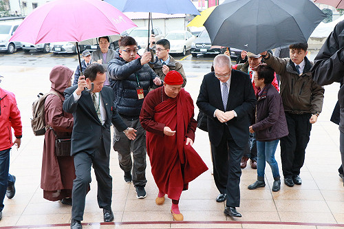 吳敦義靈鷲山走春  千福牆為花蓮災民祈福