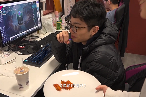 《英雄聯盟》開春補身體  JT選手唉唉叫