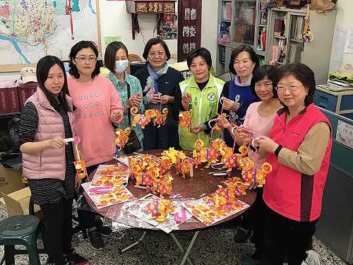 中市府不發小提燈  議員自掏腰包免費送